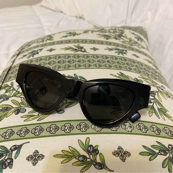 Le Specs - Fanplastico cateye sunglasses in black from Anthropologie NWT - Picture 7 of 7